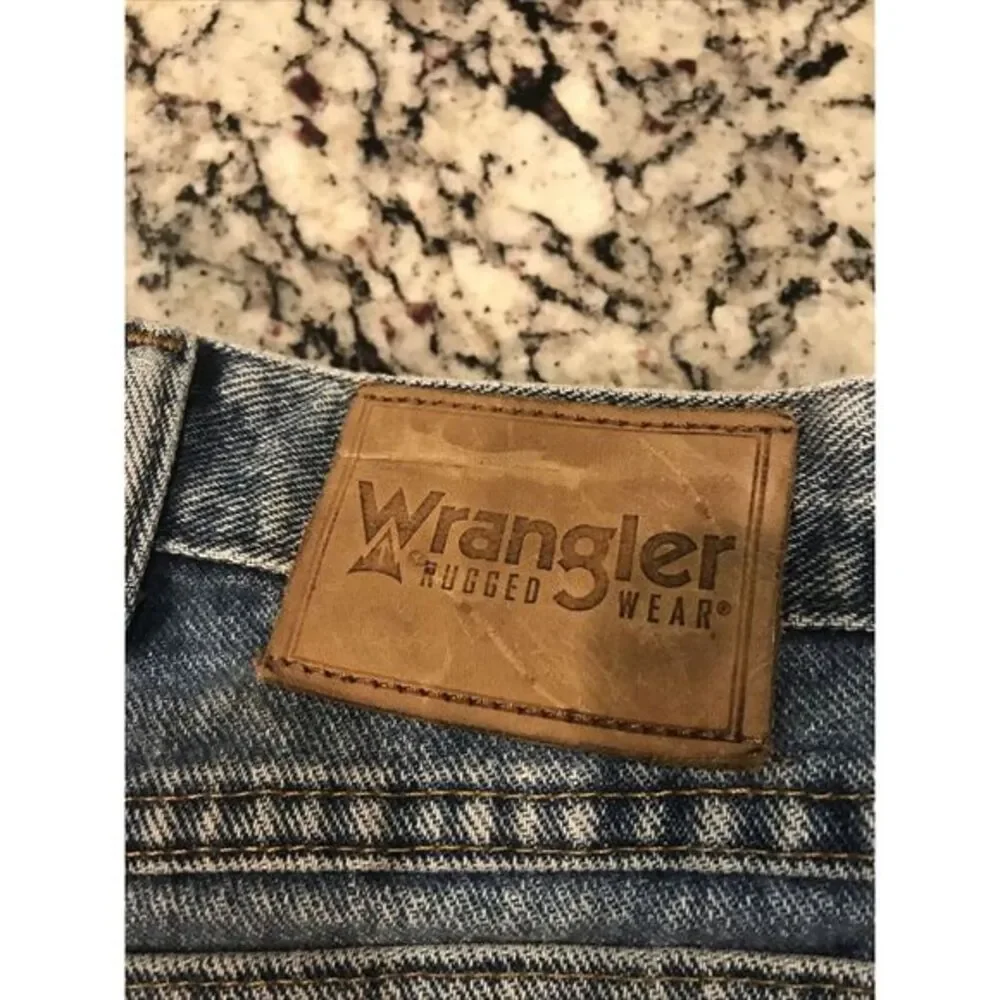 Wrangler Men's Jeans Size 42x31 Blue Denim Straight‎ Leg Light  Wash Rugged Wear - Picture 3 of 9